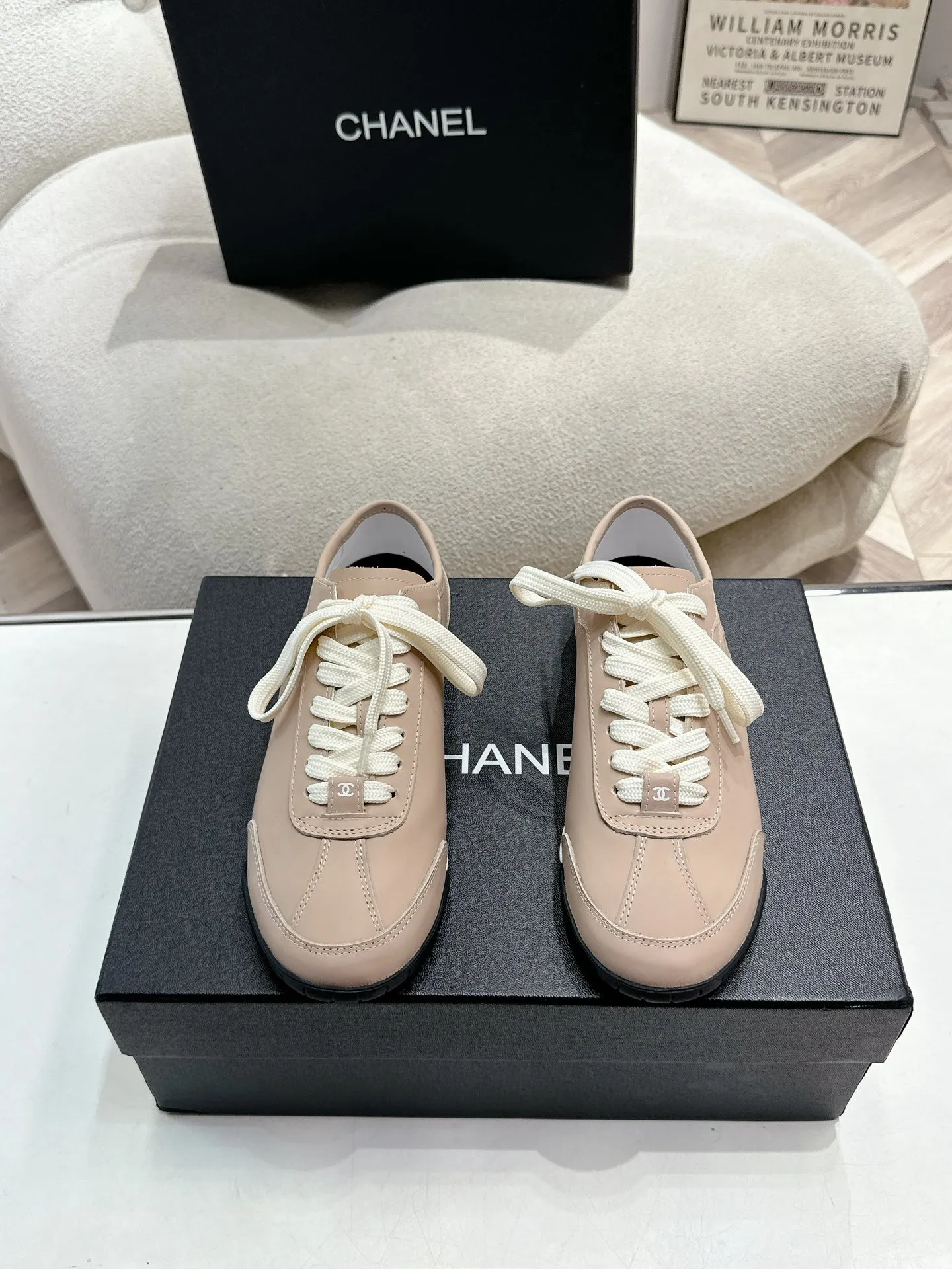 👟👟Ex-factory price 560👟👟 Chanel Grandma 2024 counter top casual sports shoes This classic design; the upper is electro-embroidered with a variety of techniques; the outsole is fashionable and sporty; it is unusual to incorporate a variety of color matching elements... The diversified mix and match is very good-looking and versatile, casual, fashionable, sports and outdoor can be taken into account... ꫛꫀꪝ Go➫ Material: ❶Upper is made of: Original imported high silk cow suede + small fragrance fabric ❷Inner lining: original imported breathable sheepskin lining ❸Outsole based on: original TPU combination outsole Special counter boutique packaging complete set for women 35–41